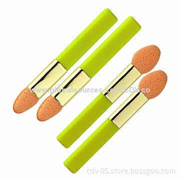Eye shadow makeup applicator with plastic handle